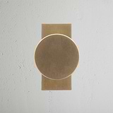 Onslow Pomello per porta con placca corta in ottone antico, maniglia per porte su sfondo bianco.