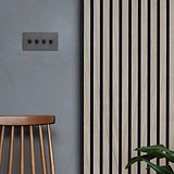 Eleganti interruttori Doppio 4x Interruttore a Levetta in bronzo su una parete; parte della collezione Doppi Interruttori & Dimmer.