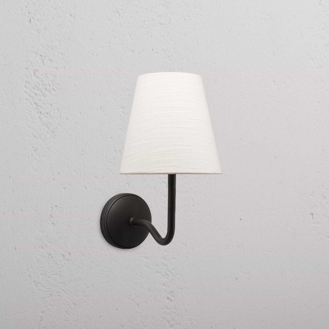Malvern Applique da Parete Media, alabastro bianco con dettagli in bronzo, montaggio a parete per un'elegante illuminazione domestica.