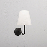 Malvern Applique da Parete Media, alabastro bianco con dettagli in bronzo, montaggio a parete per un'elegante illuminazione domestica.