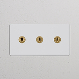 Interruttore a levetta doppio in ottone anticato, design 3x, finitura verniciabile, si adatta a pareti bianche testurizzate.