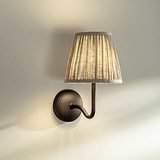 Applique media Malvern in Beige Naturale, angolata, fissata al muro e accesa 