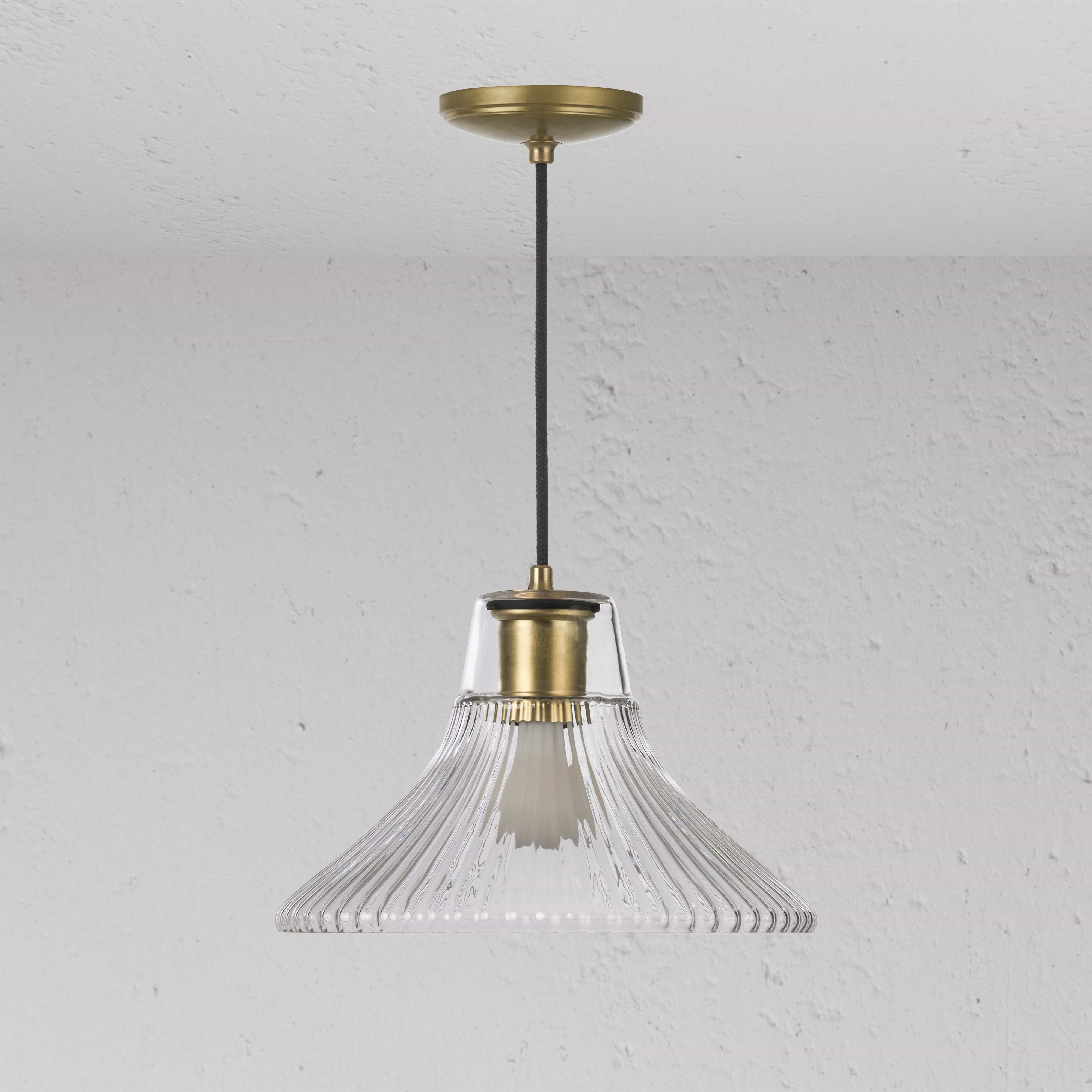 Hammersmith średnia lampa wisząca z ryflowanym szkłem z oprawą z antycznego mosiądzu i czarnym sznurkiem.