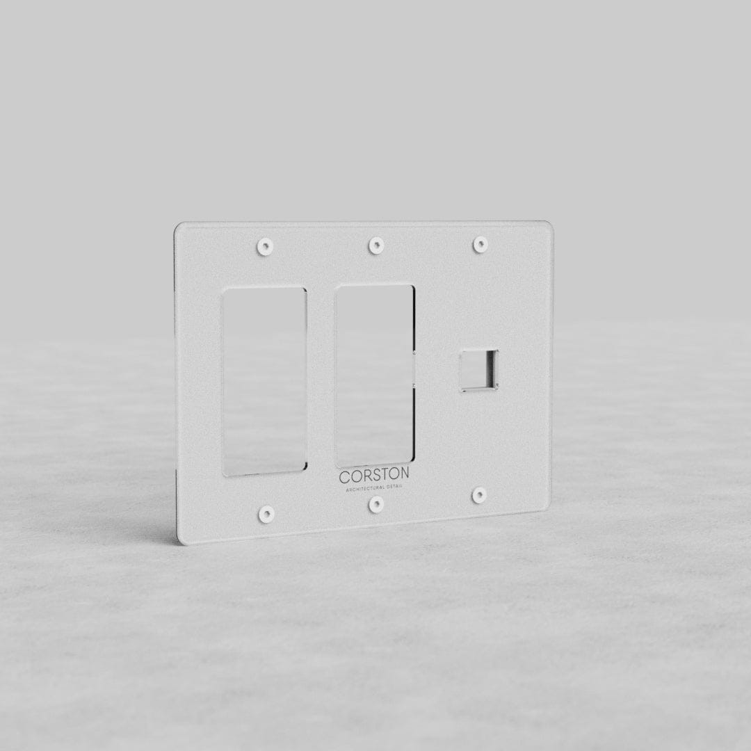 Clear 3G 2x Outlet & Keystone Plate Kew US with two outlet openings and one keystone slot, shown upright.
