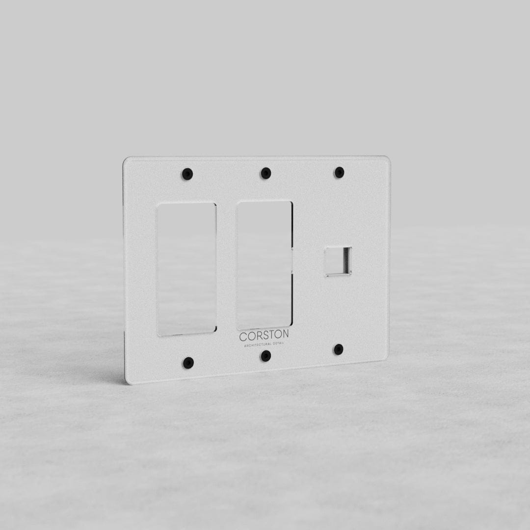 Clear 3G 2x Outlet & Keystone Plate Kew US with two outlet openings and one keystone port, for wall installation.