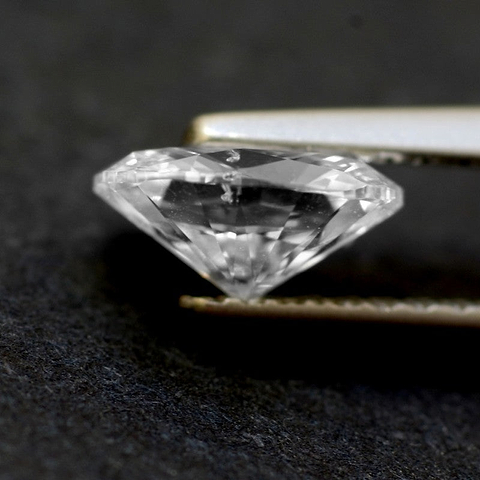 Seitenansicht eines farblosen LEIBISH-Diamanten
