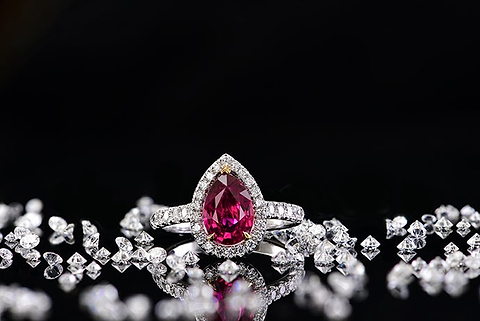 LEIBISH 2,49 Karat ungeheizter birnenförmiger Rubin- und Diamant-Halo-Ring