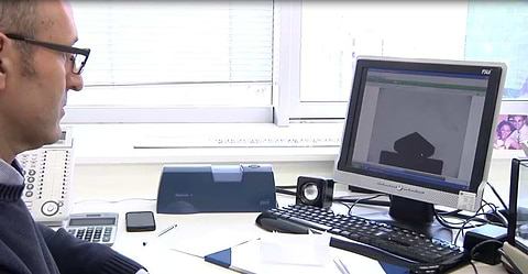 Richard Lewis, der Produktionsleiter für Schmuck, betrachtet das virtuelle 3D-Modell des Diamanten