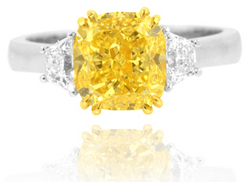 LEIBISH 4,67 Karat, Fancy Intense Yellow Drei-Stein-Ring mit trapezförmigen Diamanten, GIA