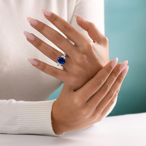 LEIBISH – Ring mit ovalem Saphir und Diamanten in Königsblau mit Seitensteinen