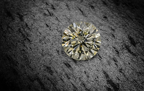 LEIBISH 21 carat tinted white round brilliant diamond
