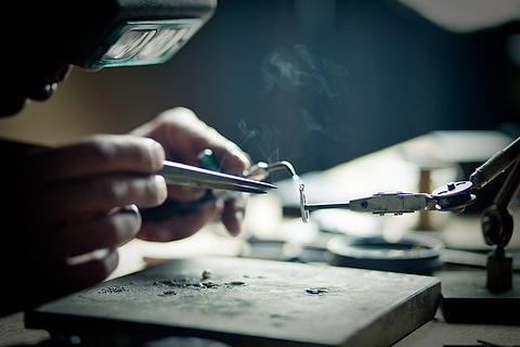 Applying heat to the setting