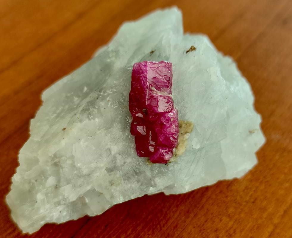 The stone embedded in motherock crystal of marble