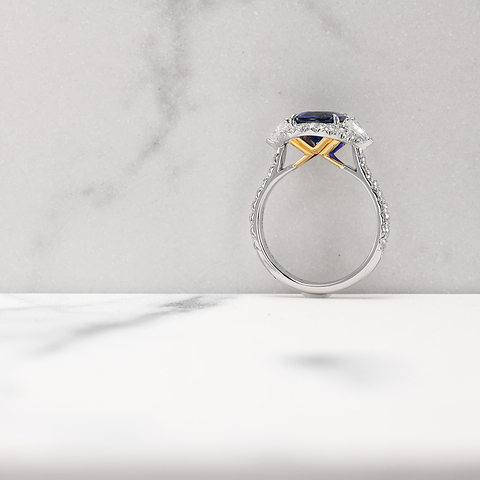 LEIBISH – Königsblauer Saphir-Kissenring mit dreieckigem Diamant-Halo