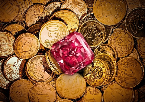 Ein natürlicher rosa Diamant, der das starke Investitionspotenzial farbiger Diamanten auf dem heutigen Markt darstellt