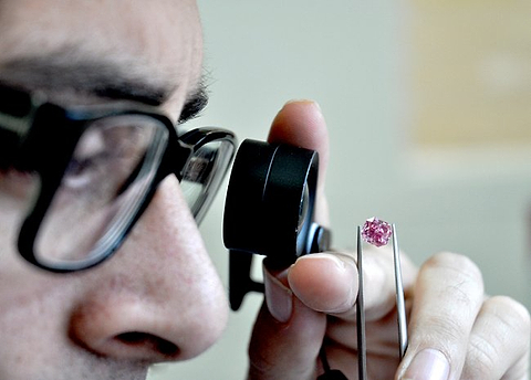 Shmulik Polnauer, GG GIA-Chefeinkäufer von LEIBISH, betrachtet den LEIBISH Prosperity Pink Diamond