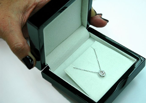 Bewahren Sie den Diamantschmuck in der Originalverpackung auf.