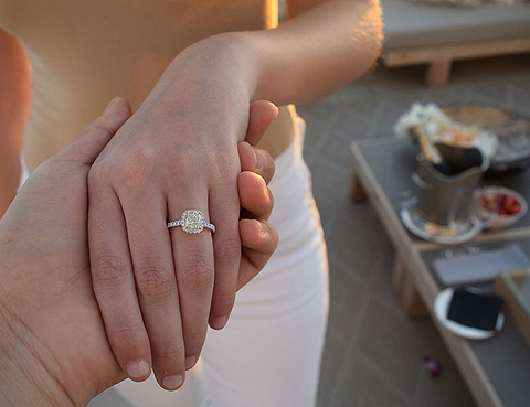 Heiratsantrag mit einem LEIBISH-Verlobungsring mit gelben Diamanten