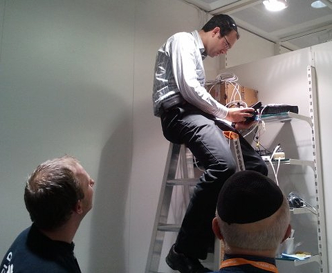 Yossi kümmert sich vor dem Eröffnungstag um die Dinge an unserem Stand