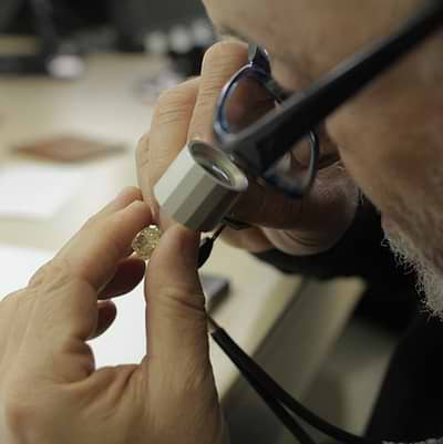 Was ist ein simulierter Diamant? Vorteile, Nachteile und warum echte Diamanten lange halten