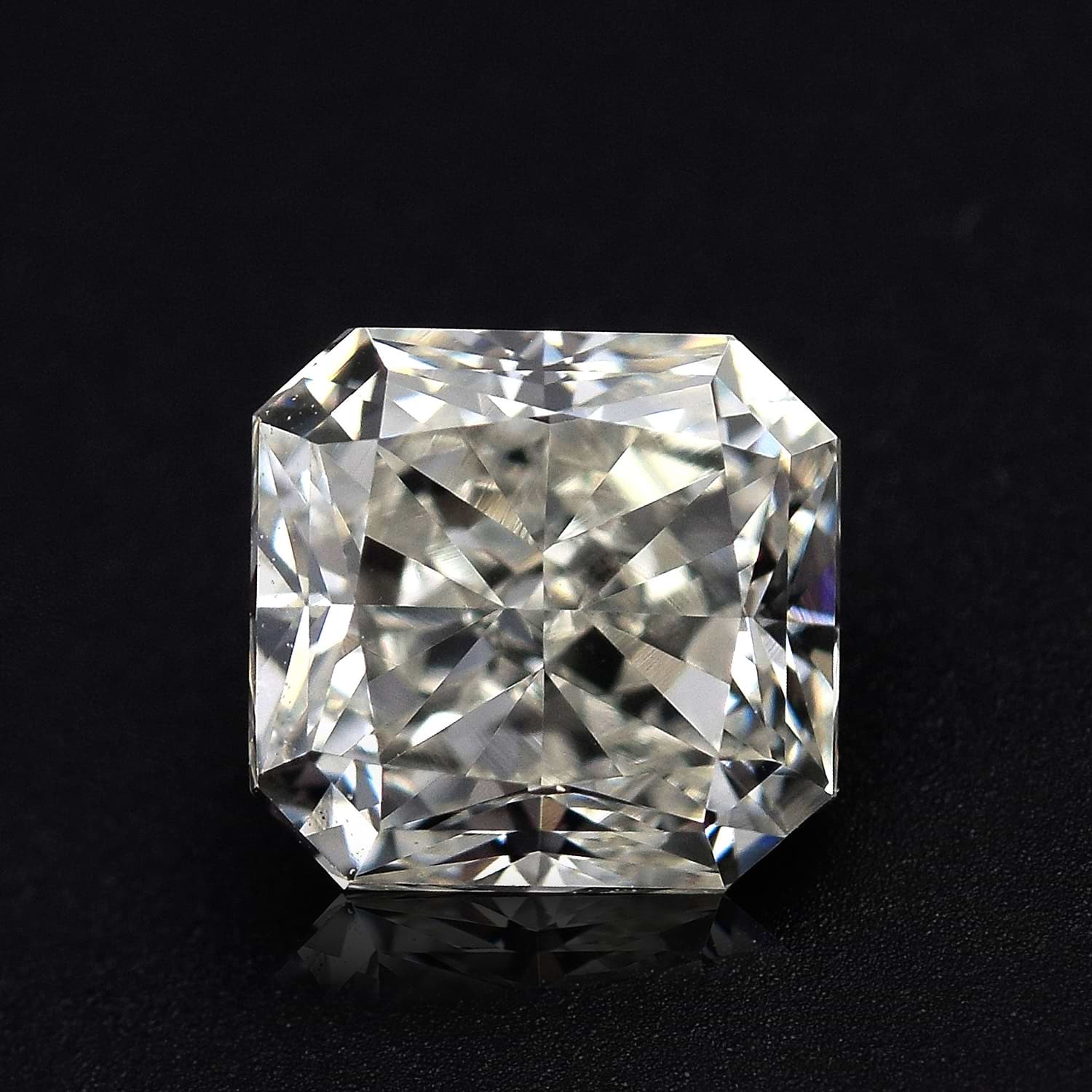 0.82 Carat H Radiant Diamond VVS2 IGI
