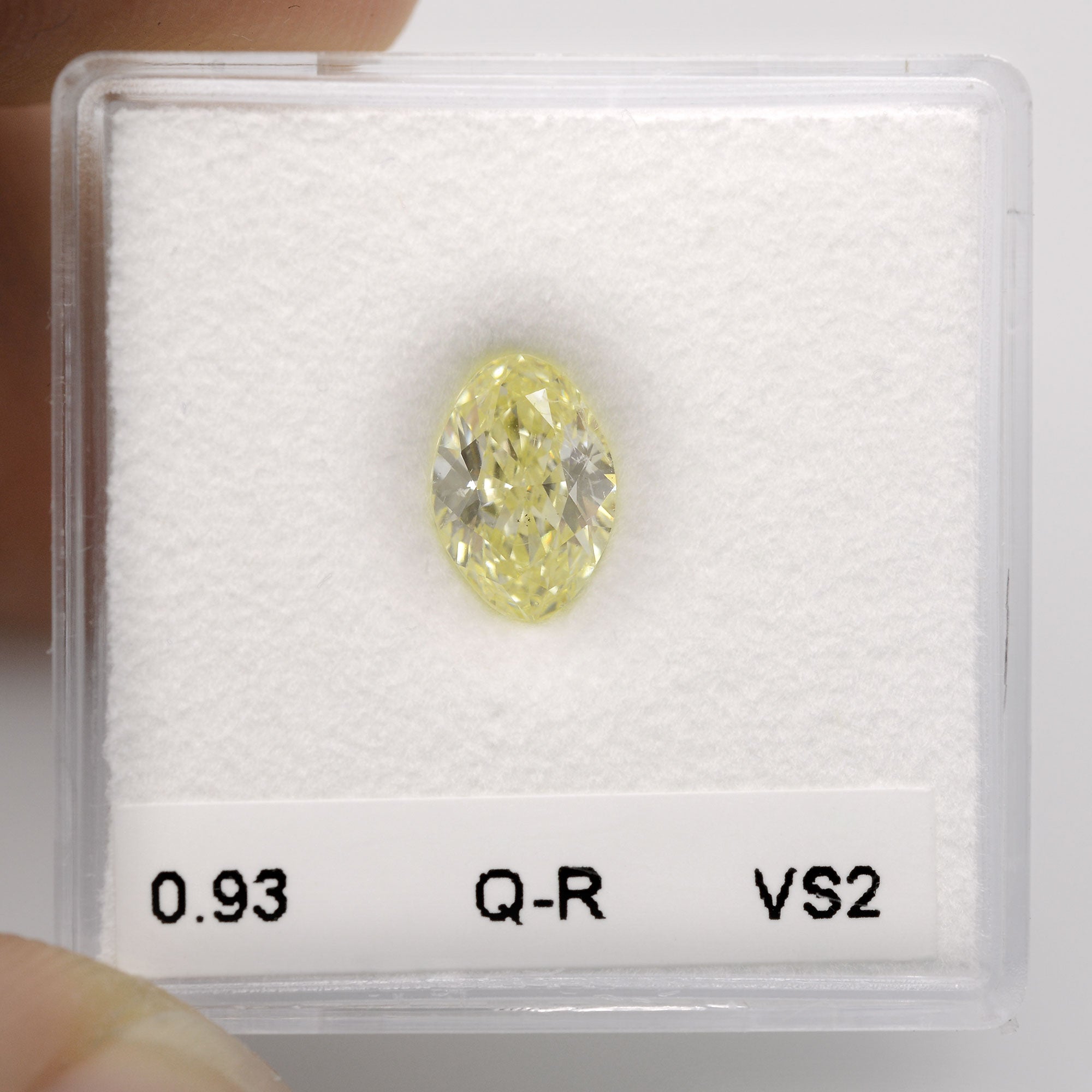 0.93 Carat Q-R Oval Diamond VS2 IGI | LEIBISH