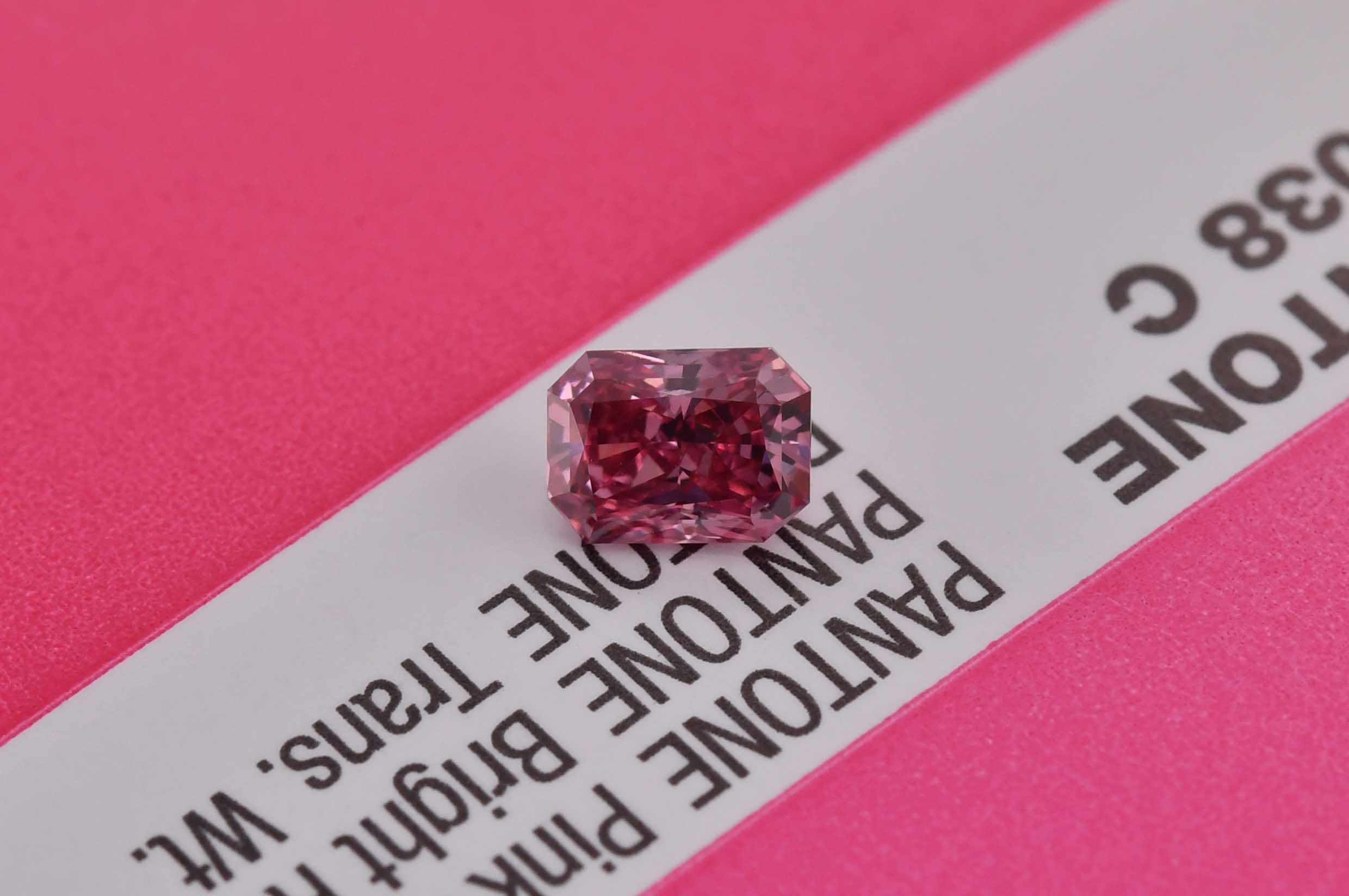 0.33 Carat Fancy Vivid Pink Radiant Diamond VS1 GIA | LEIBISH