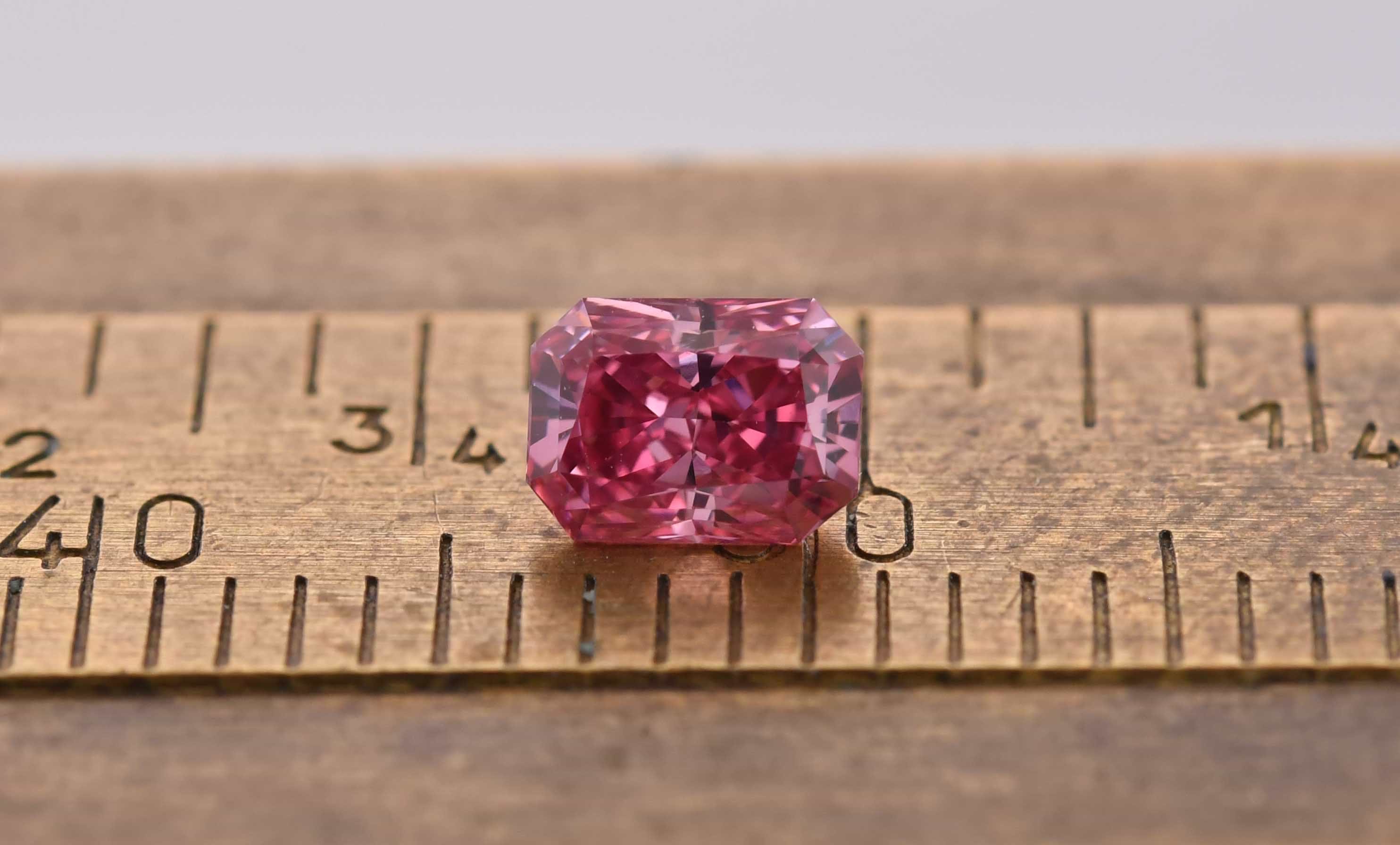 セール 一番安い 0.33 Carat Fancy Vivid Pink Radiant Diamond VS1 GIA | LEIBISH ダイヤモンド
