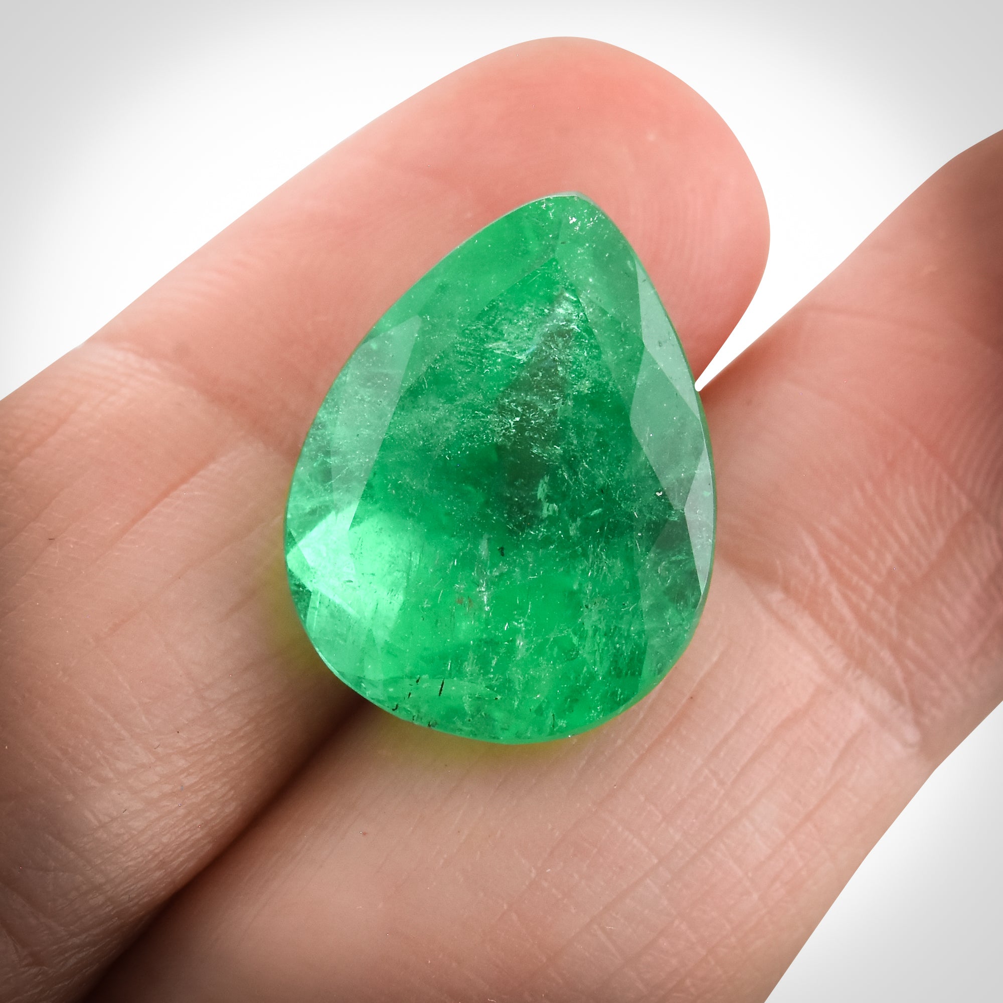 標本 French Guiana Esmeraldas coerulea 13mm 11.92 Carat Green COLOMBIAN Pear Emerald | LEIBISH