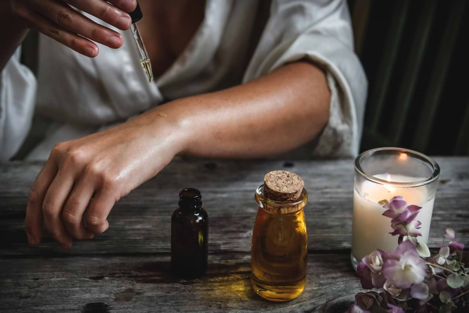 How to get rid of bloating: A woman uses essential oils