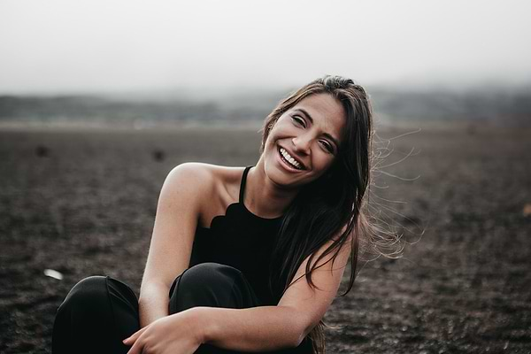 Microbiome diet: smiling woman on a beach