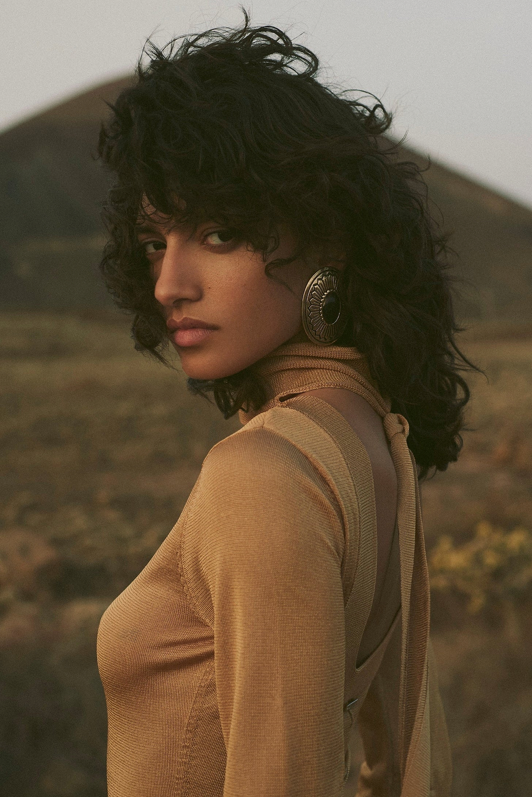 Western Oval Earring (Gold/Black)