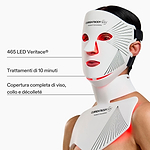 Modella che indossa la maschera e il dispositivo per il collo 