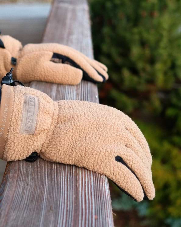 Gloves - 594 x 743.jpg__PID:d88cde7f-f938-4abc-ab56-e6d984456b00