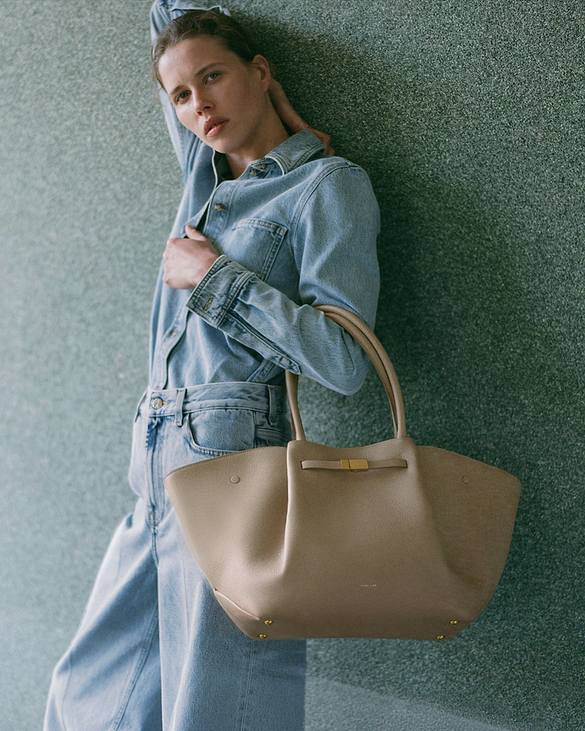 1600x2000 New_York_Light_Taupe_Small_SS26_Campaign_75f6dfff 2957 4693 9eb5 a94f62bb804f