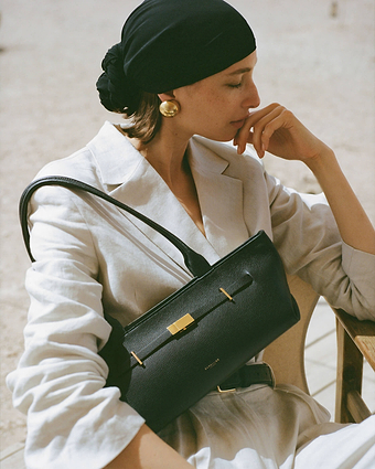 1600x2000 New_york_shoulder_bag_black_small_grain_SS25_Campaign_e2a98c77 708c 48d9 9894 b234bf165509