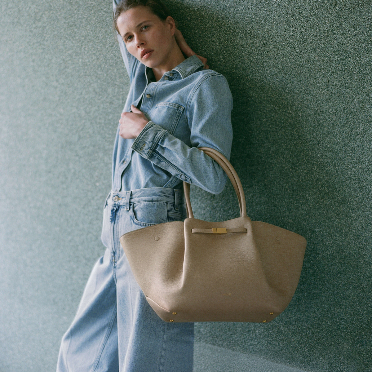 2500x2500 New_York_Light_Taupe_Small_SS26_Campaign_3