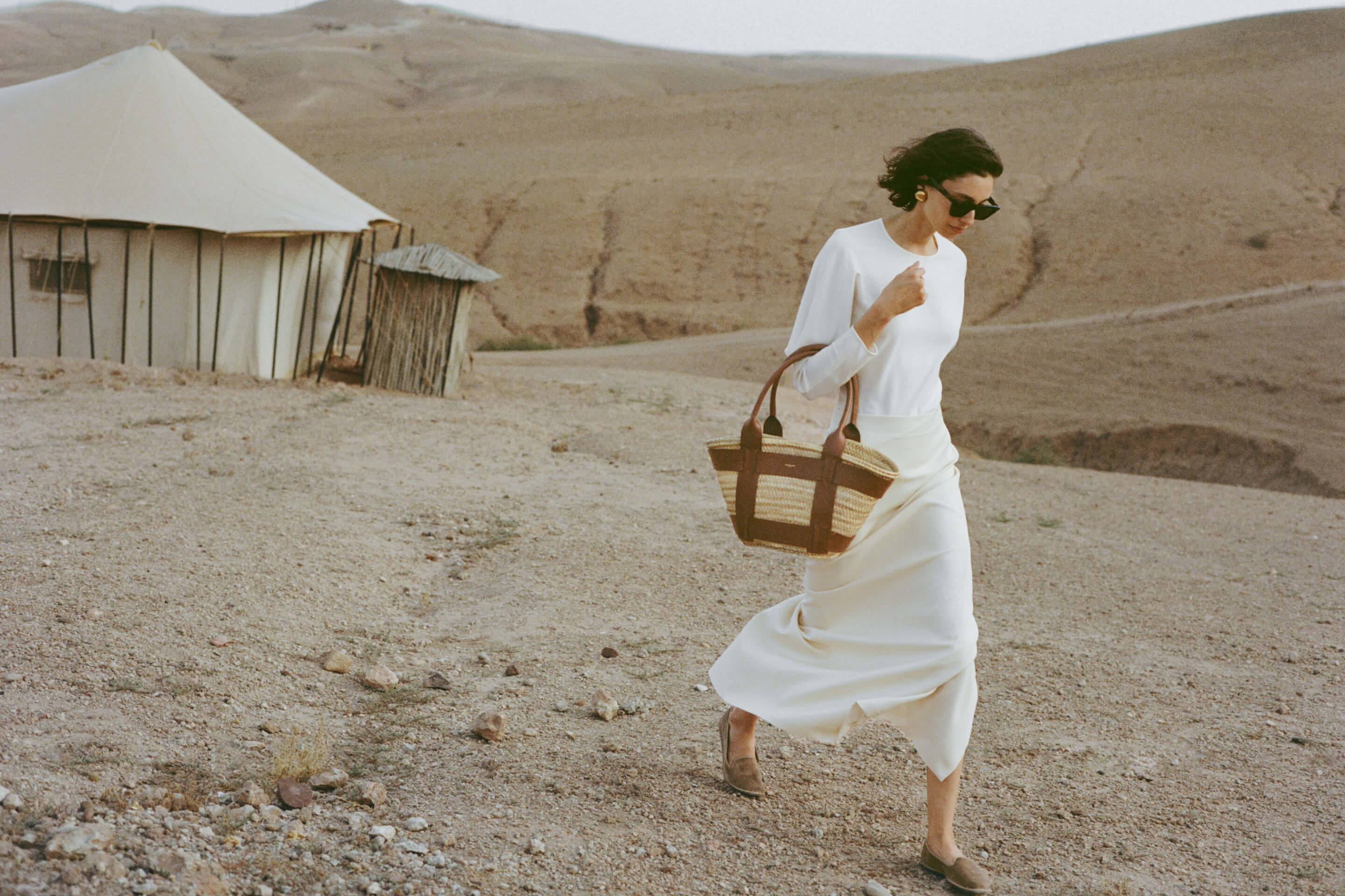 2880x1920 santorini_tan_smooth_SS25_Campaign_f444bf67 2e04 40ec a04d 7ad759b0c443