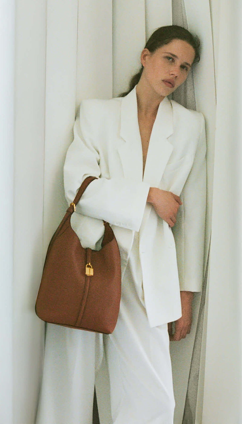 800x1400 Siena_Bucket_Tan_Small_Grain_SS26_Campaign