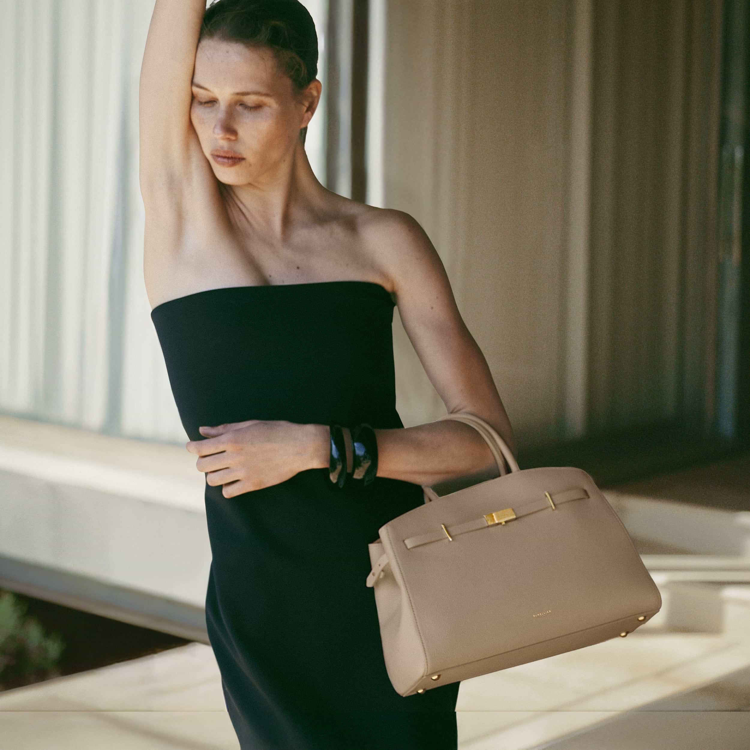 The Midi Hudson | Light Taupe Small Grain | DeMellier