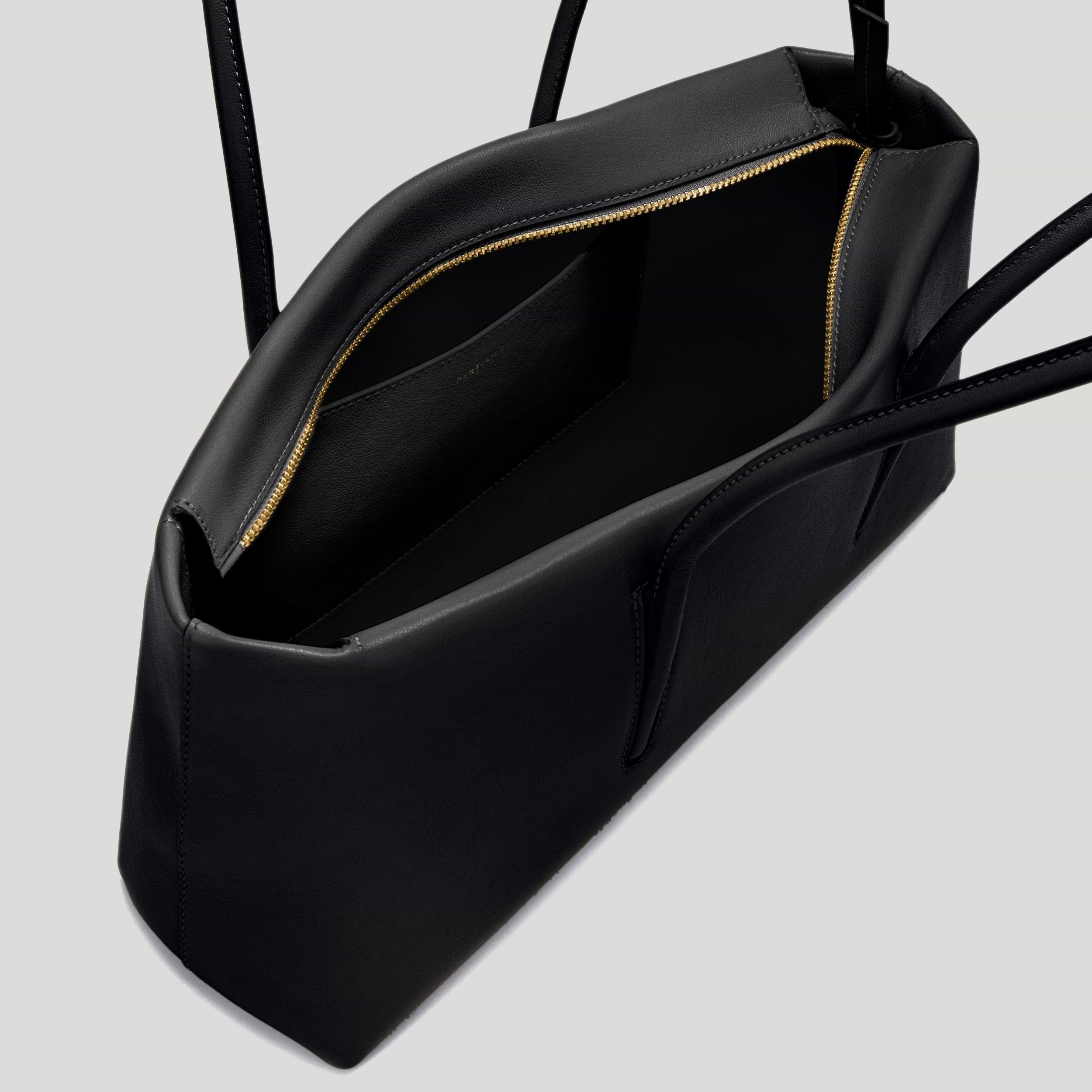 The Stockholm Shoulder | Black Fine Grain | DeMellier