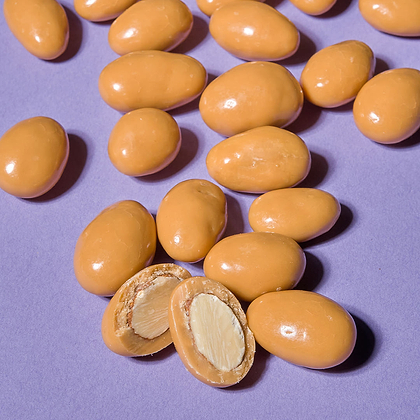 Almonds with caramel chocolate and sea salt