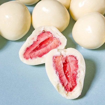 Freeze-dried strawberries in white chocolate