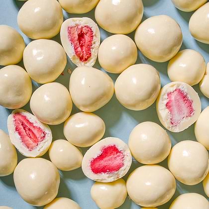 Freeze-dried strawberries in white chocolate
