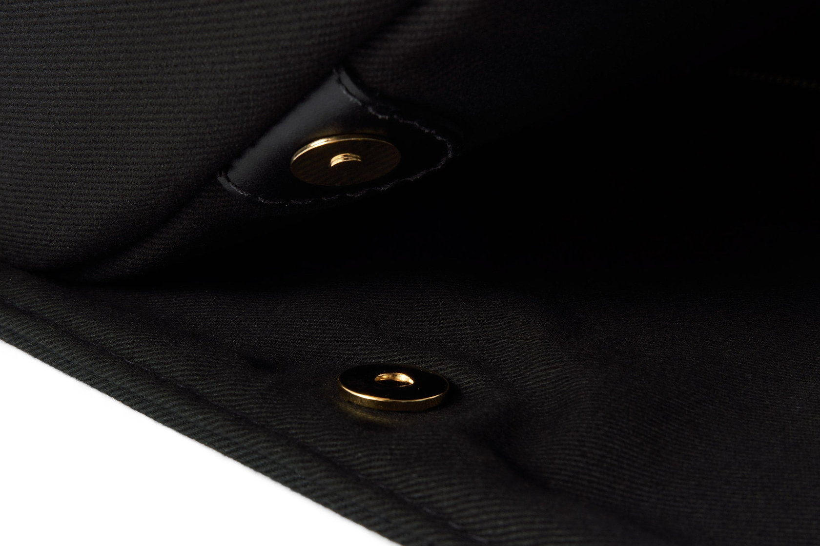Magnetic closure connecting suit carrier to holdall bag