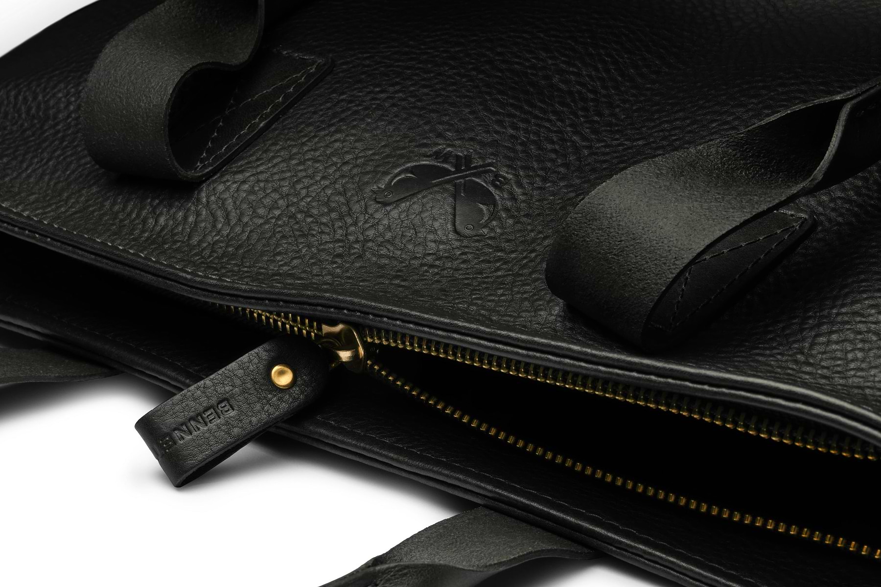 the black leather tote's zipper top 