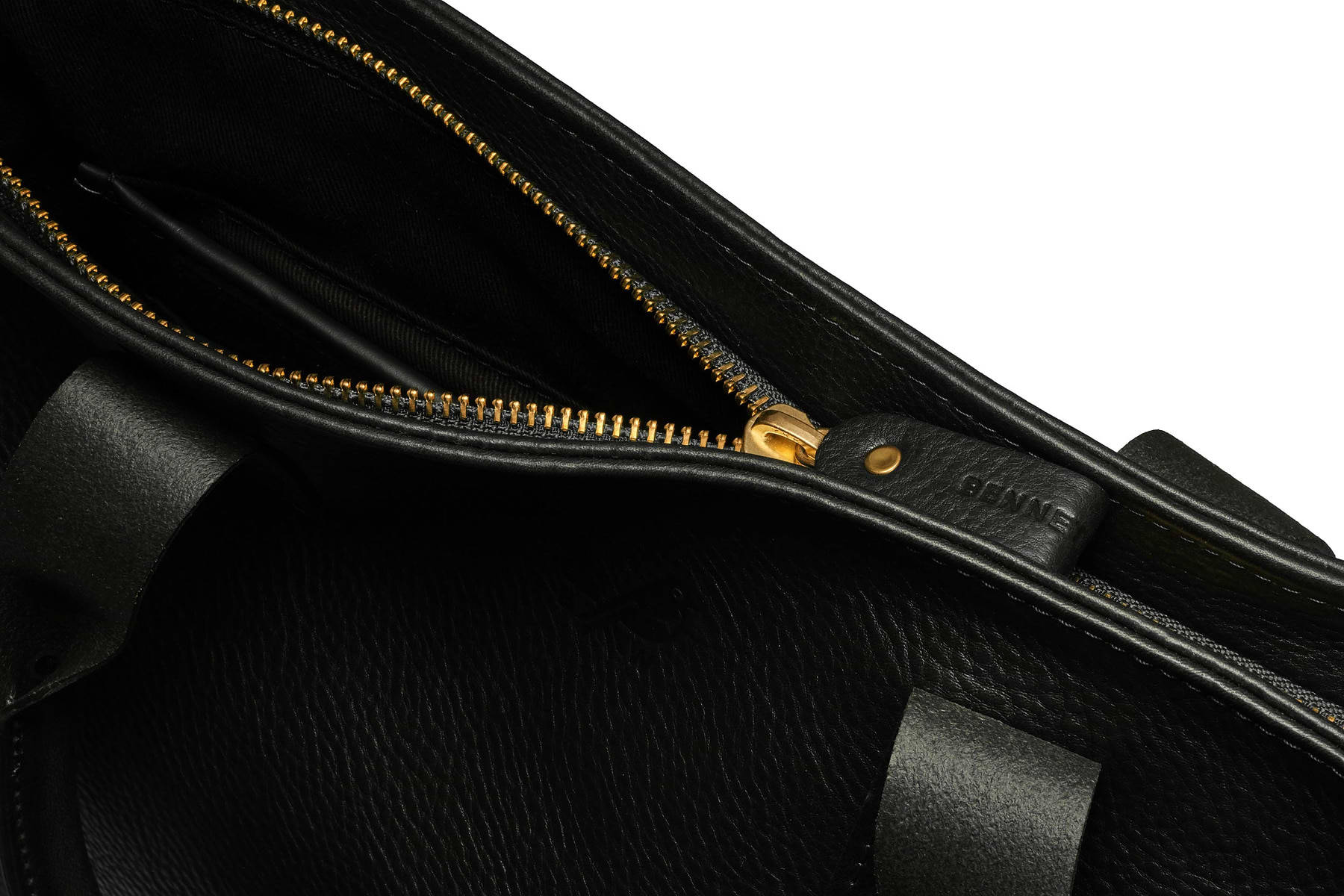 overhead view the tote's zipper top and closure