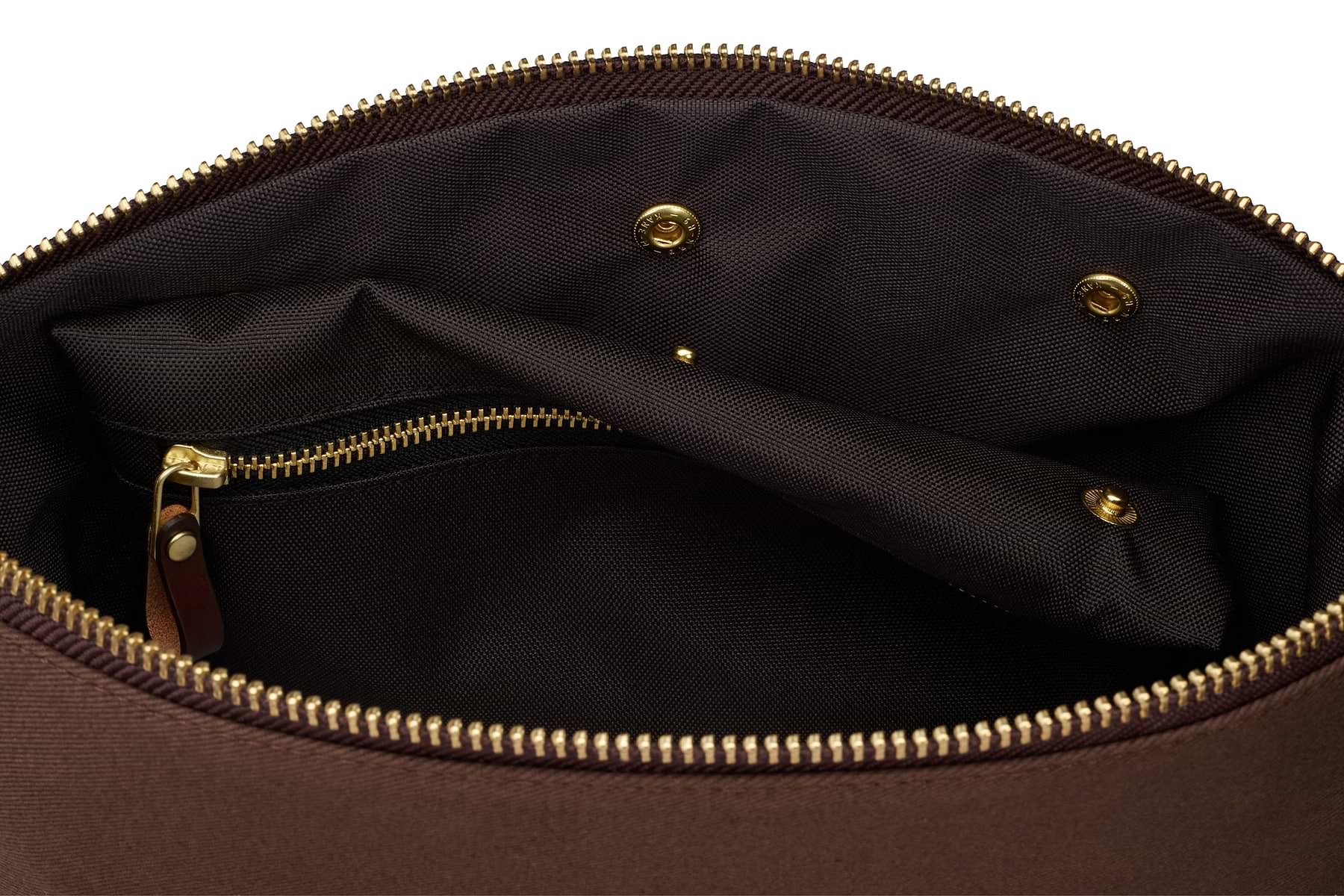 the removable wet compartment of the bennett winch dopp kit