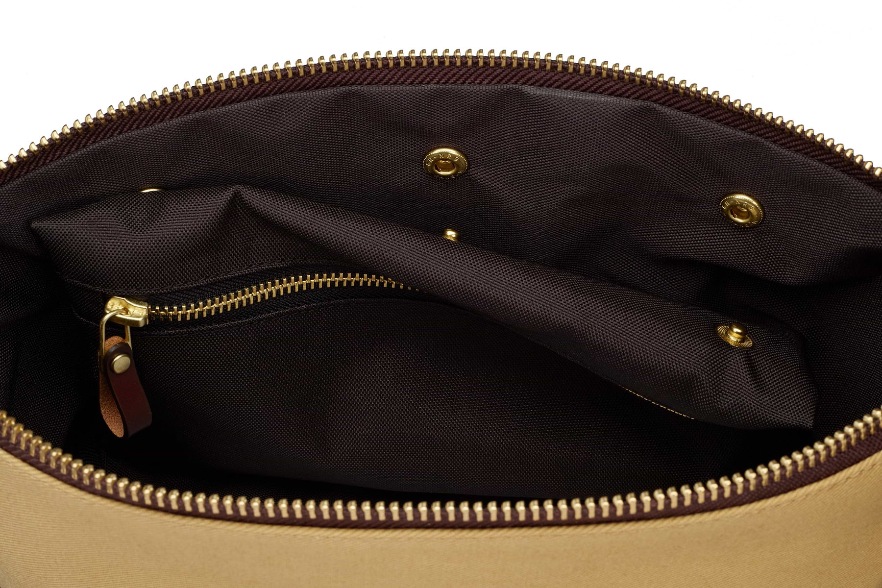 the removable wet compartment of the bennett winch dopp kit