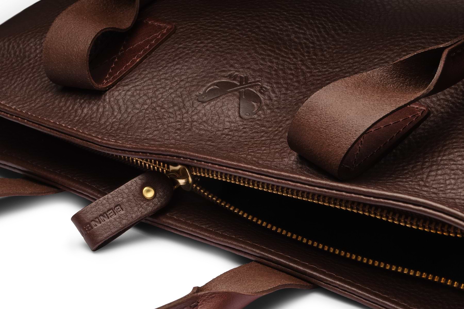 angled view of zipper closure and straps of the tote